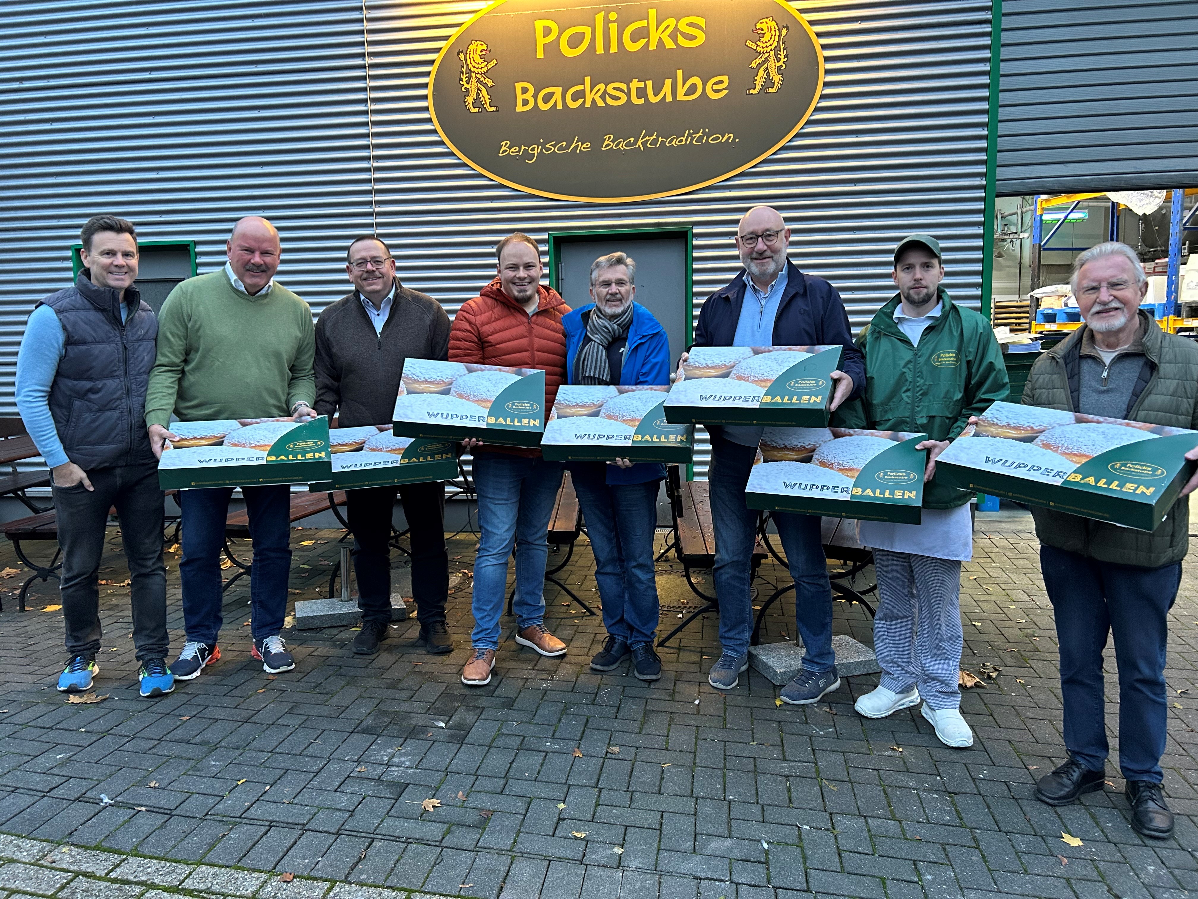 Mitglieder von Rotary und Lions bei der Backstube Policks