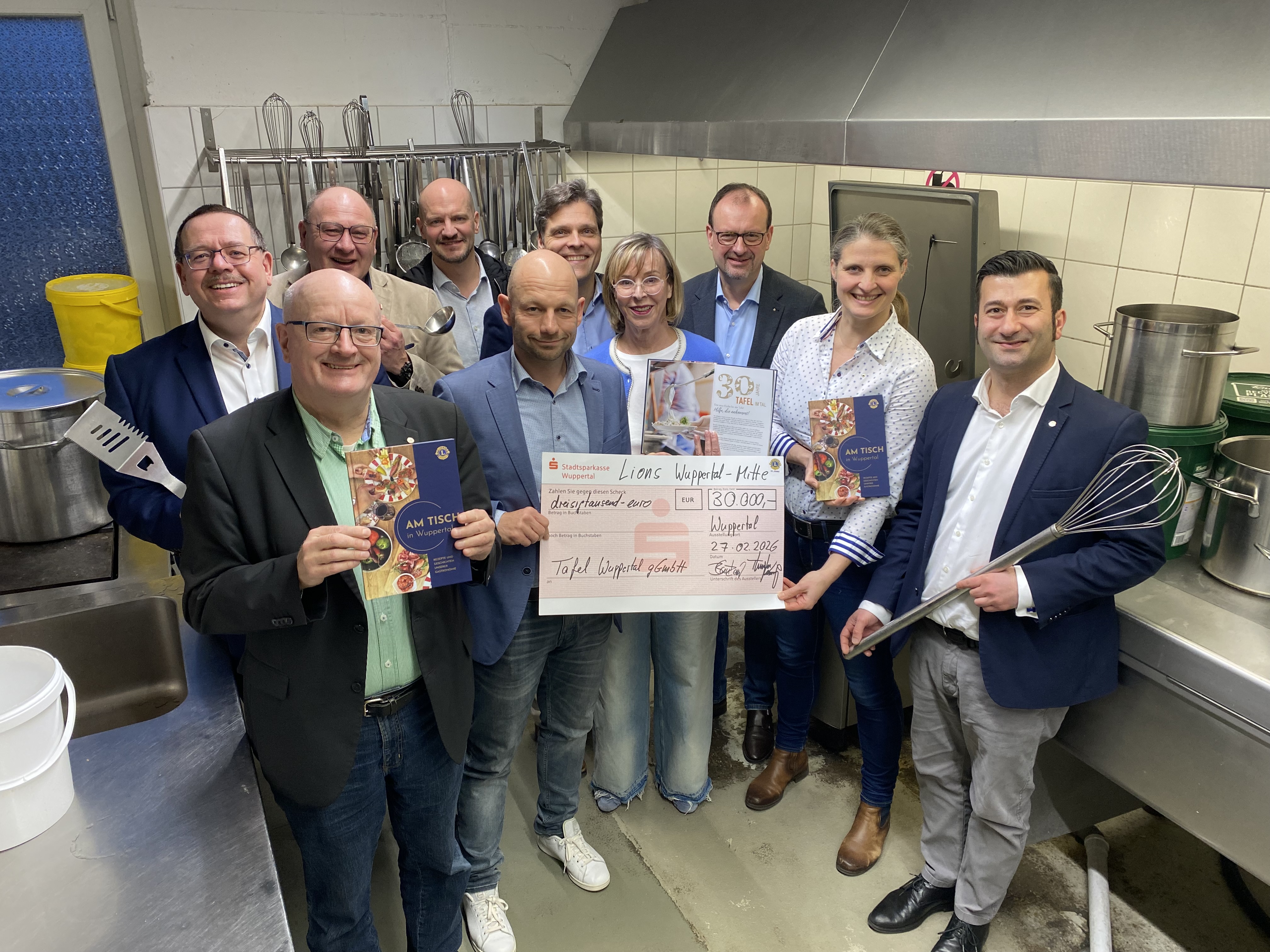 Scheckübergabe bei der Tafel Wuppertal in der Küche