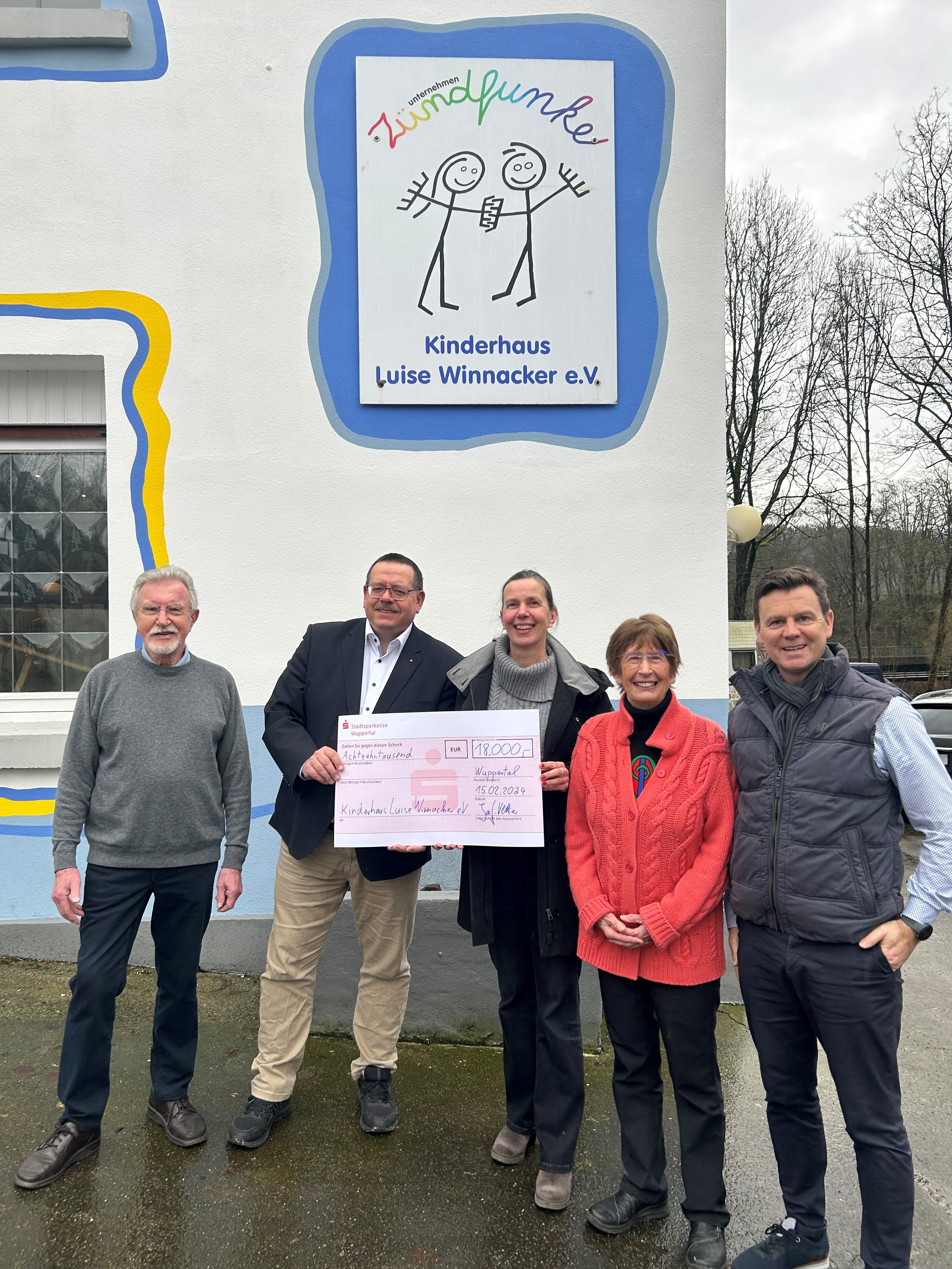 Rotarier und Lions bei der symbolischen Scheckübergabe an Kerstin Spitzl und Lieselotte Winnacker-Spitzl.