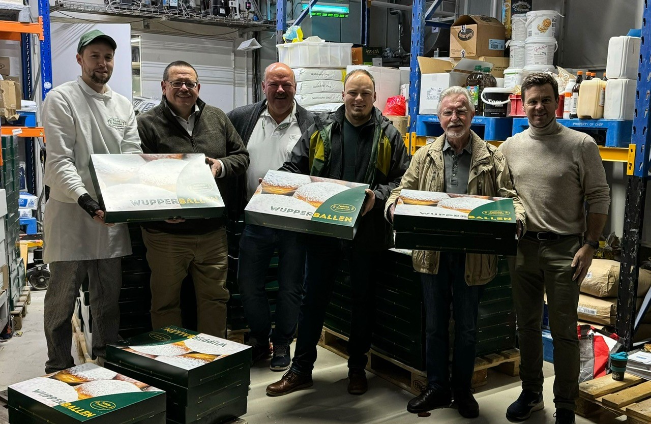 Rotarier und Lions mit Mitarbeitern der Backstube Polick