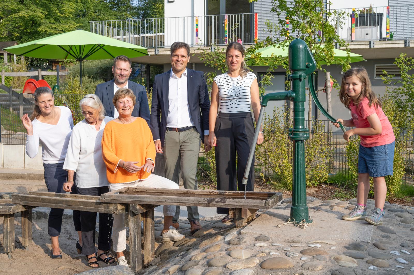 Freuen sich über die Spende (v.l.): Romy Böttger, Evamarie Bott, Karin Nebel, Christian Hinkel, Michael Böttger, Katharina Lingk, Johanna